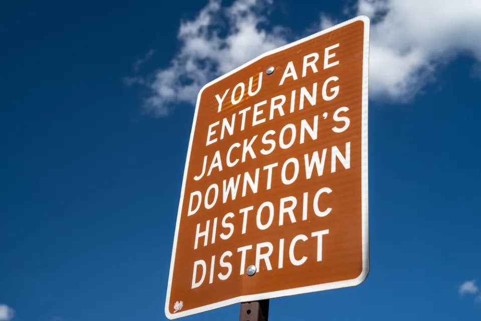 "You are entering Jackson's downtown historic district" brown sign